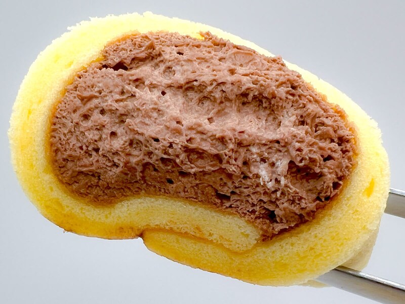 ファミリーマート「もっちりクリームロール（チョコホイップ）」が話題！