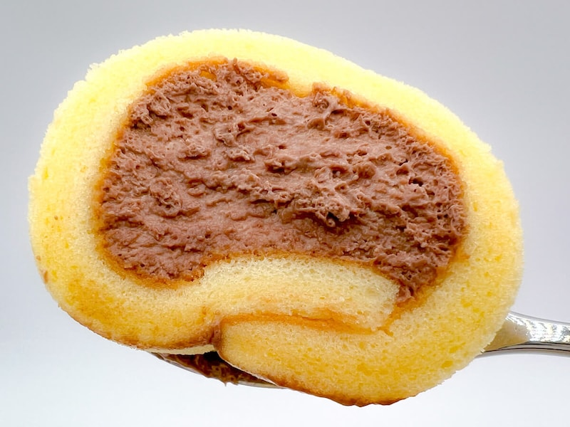 ファミリーマート「もっちりクリームロール（チョコホイップ）」が話題！