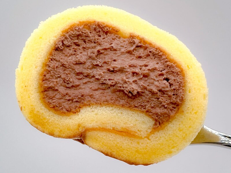 ファミリーマート「もっちりクリームロール（チョコホイップ）」が話題！