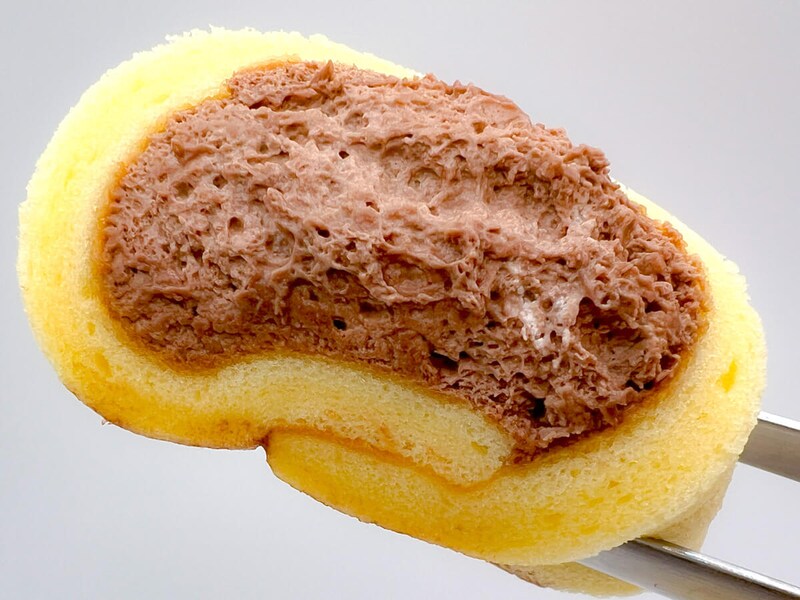 ファミリーマート「もっちりクリームロール（チョコホイップ）」が話題！