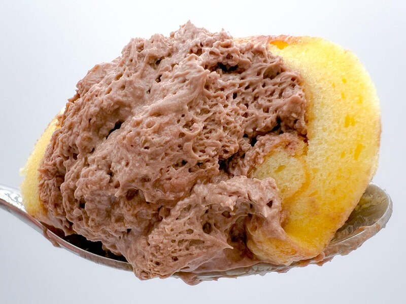 ファミリーマート「もっちりクリームロール（チョコホイップ）」が話題！