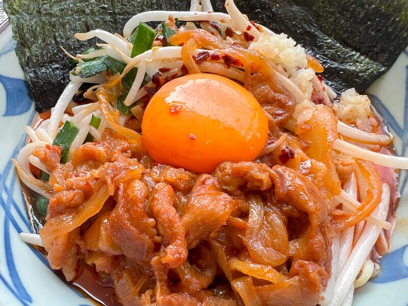 丸亀製麺「旨辛 肉盛りニラ玉ぶっかけうどん」が話題!