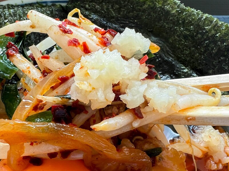 丸亀製麺「旨辛 肉盛りニラ玉ぶっかけうどん」が話題!