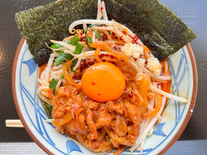 丸亀製麺「旨辛 肉盛りニラ玉ぶっかけうどん」が話題!