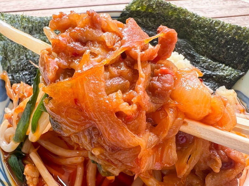 丸亀製麺「旨辛 肉盛りニラ玉ぶっかけうどん」が話題!