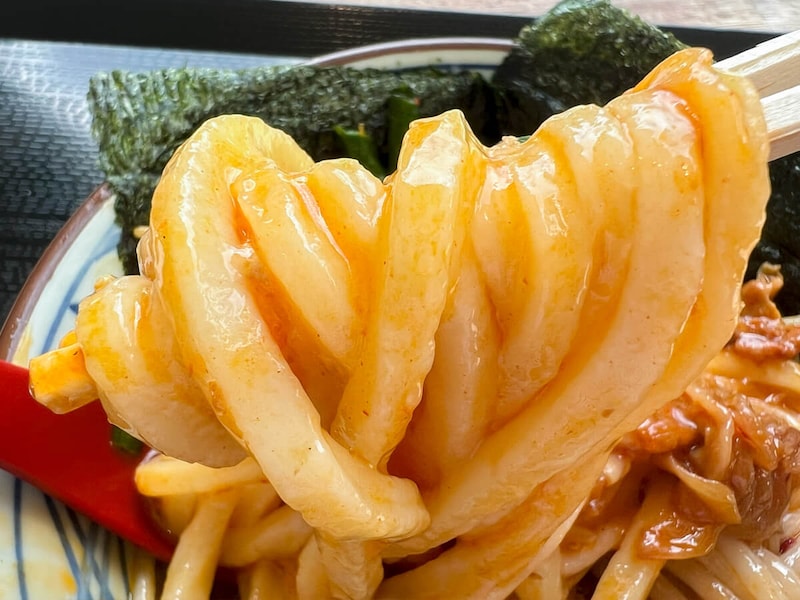 丸亀製麺「旨辛 肉盛りニラ玉ぶっかけうどん」が話題!