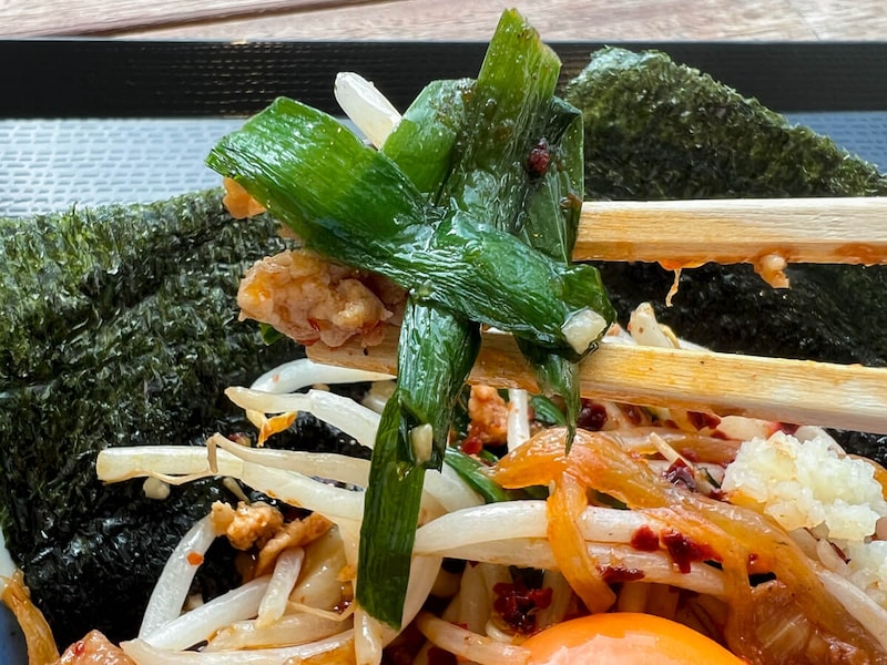 丸亀製麺「旨辛 肉盛りニラ玉ぶっかけうどん」が話題!