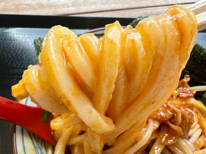 丸亀製麺「旨辛 肉盛りニラ玉ぶっかけうどん」が話題!