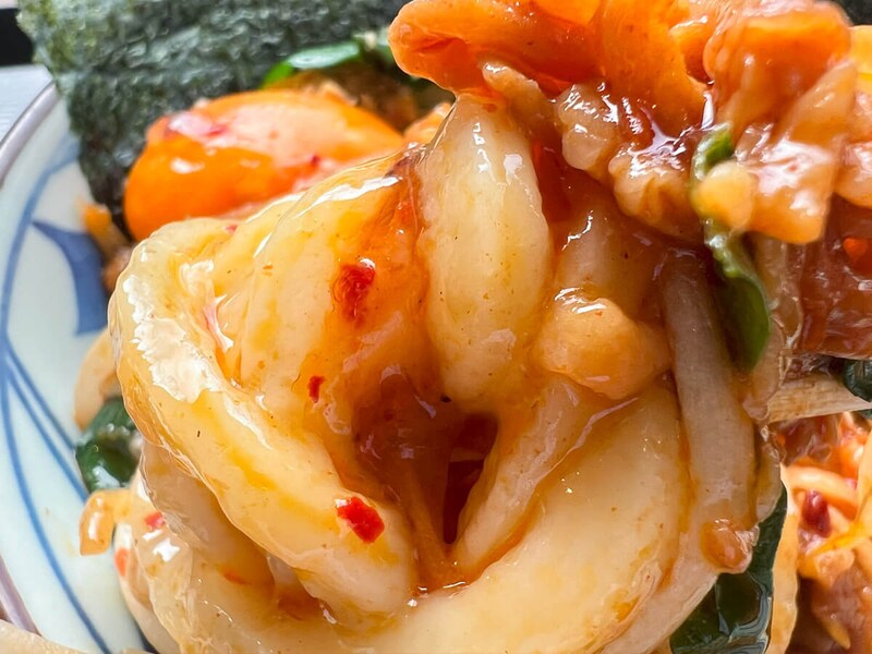 丸亀製麺「旨辛 肉盛りニラ玉ぶっかけうどん」が話題!