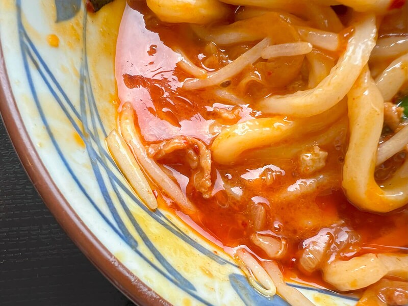 丸亀製麺「旨辛 肉盛りニラ玉ぶっかけうどん」が話題!