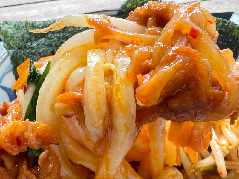 丸亀製麺「旨辛 肉盛りニラ玉ぶっかけうどん」が話題!