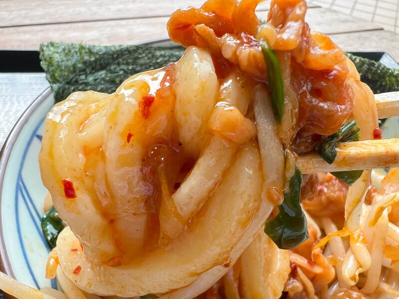 丸亀製麺「旨辛 肉盛りニラ玉ぶっかけうどん」が話題!