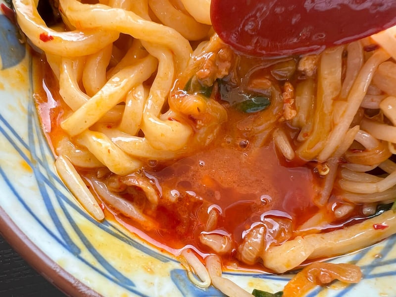 丸亀製麺「旨辛 肉盛りニラ玉ぶっかけうどん」が話題!