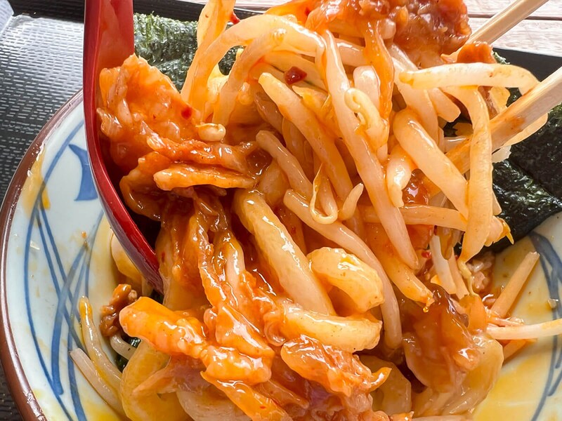 丸亀製麺「旨辛 肉盛りニラ玉ぶっかけうどん」が話題!