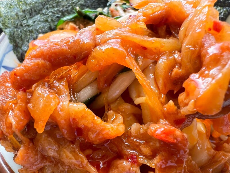 丸亀製麺「旨辛 肉盛りニラ玉ぶっかけうどん」が話題!