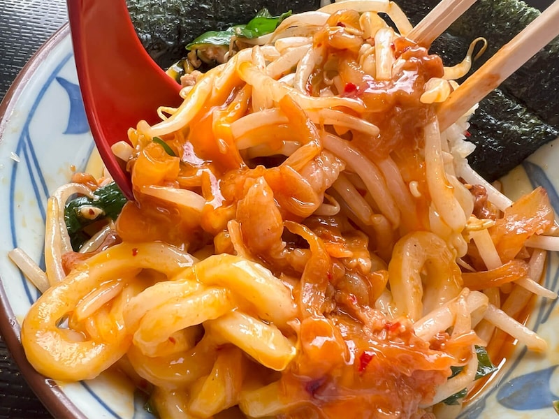 丸亀製麺「旨辛 肉盛りニラ玉ぶっかけうどん」が話題!