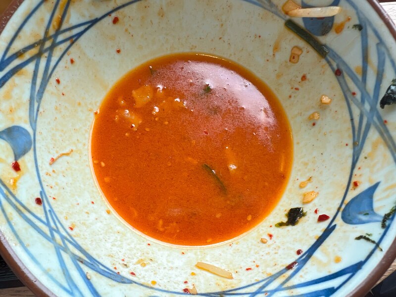 丸亀製麺「旨辛 肉盛りニラ玉ぶっかけうどん」が話題!