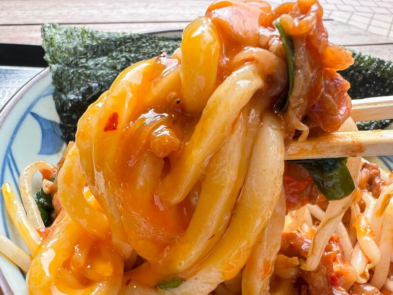 丸亀製麺「旨辛 肉盛りニラ玉ぶっかけうどん」が話題!