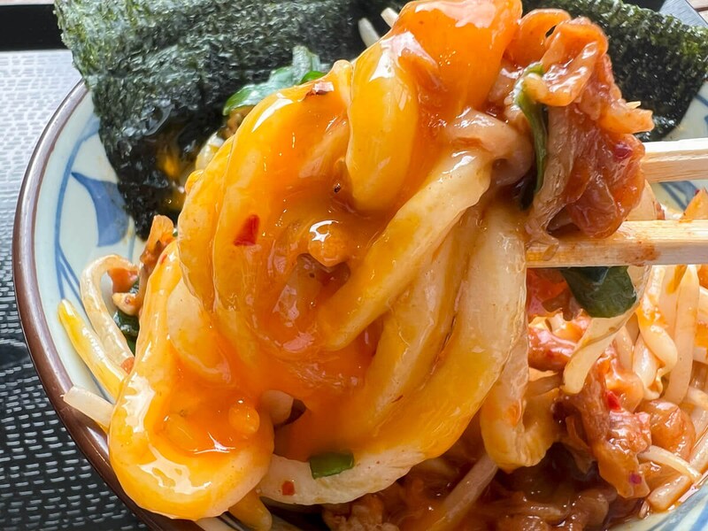 丸亀製麺「旨辛 肉盛りニラ玉ぶっかけうどん」が話題!