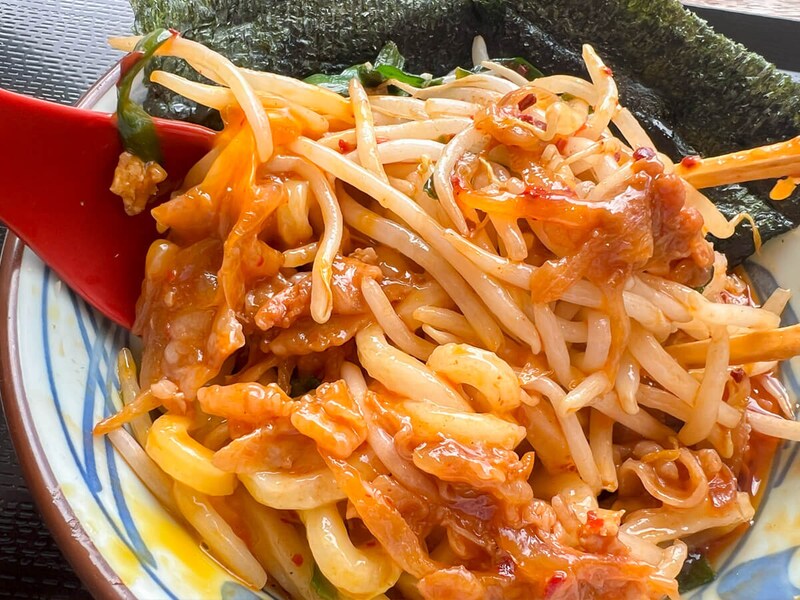 丸亀製麺「旨辛 肉盛りニラ玉ぶっかけうどん」が話題!