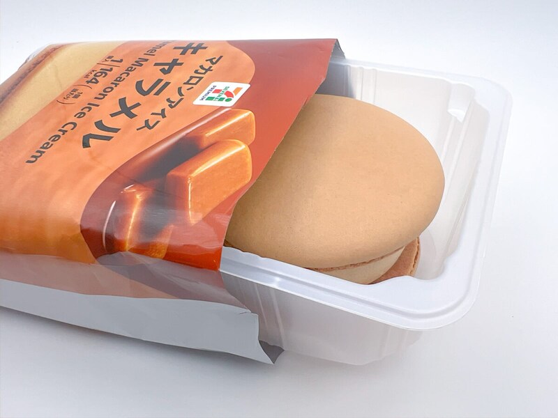 セブンイレブン「7プレミアム マカロンアイス キャラメル」