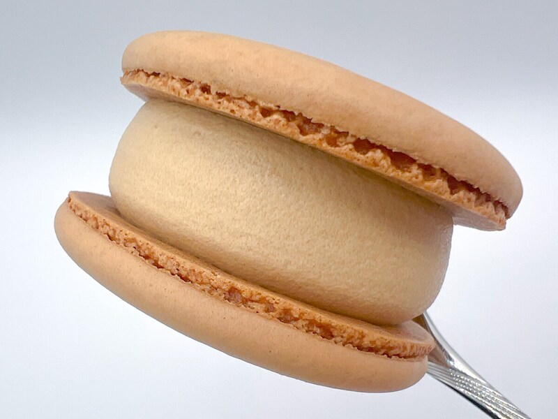 セブンイレブン「7プレミアム マカロンアイス キャラメル」