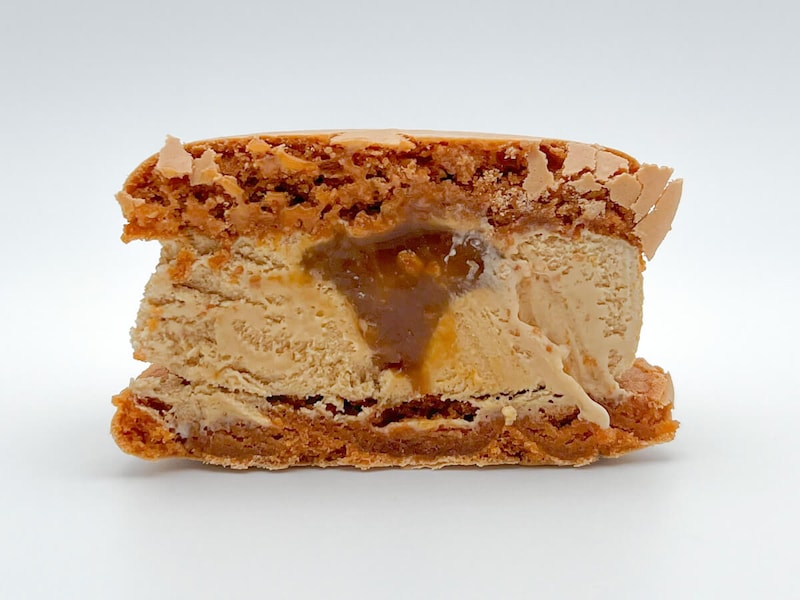 セブンイレブン「7プレミアム マカロンアイス キャラメル」