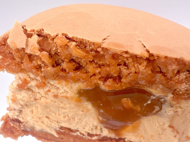 セブンイレブン「7プレミアム マカロンアイス キャラメル」