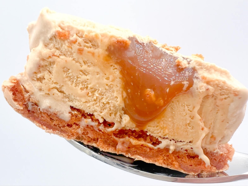 セブンイレブン「7プレミアム マカロンアイス キャラメル」