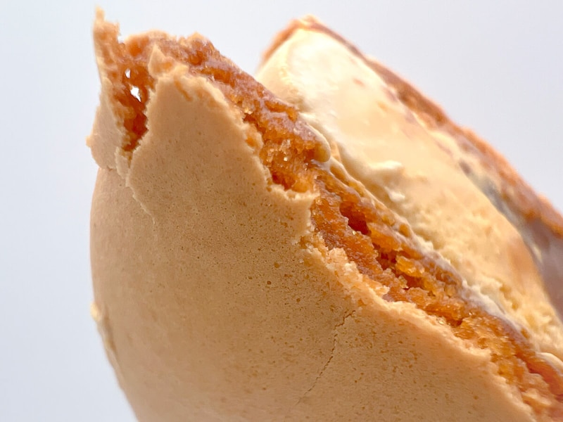 セブンイレブン「7プレミアム マカロンアイス キャラメル」