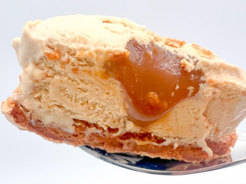 セブンイレブン「7プレミアム マカロンアイス キャラメル」