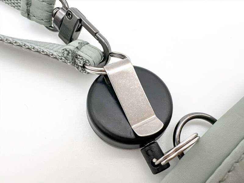 無印良品「自立するカードホルダー・リール付」