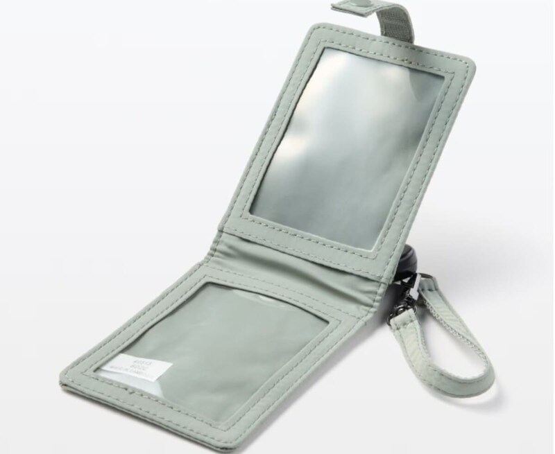 無印良品「自立するカードホルダー・リール付」