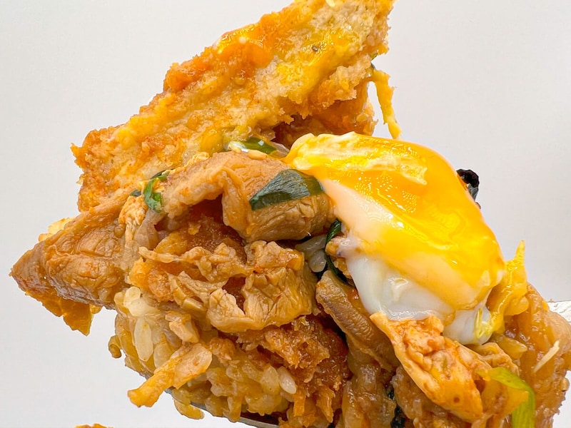 かつや「牛豚鶏のプルコギビビンカツ丼」