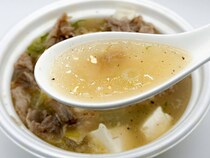 松屋、バカうま「思った以上にパンパンに入ってる」「美味いな」生卵で味変！関西名物大反響