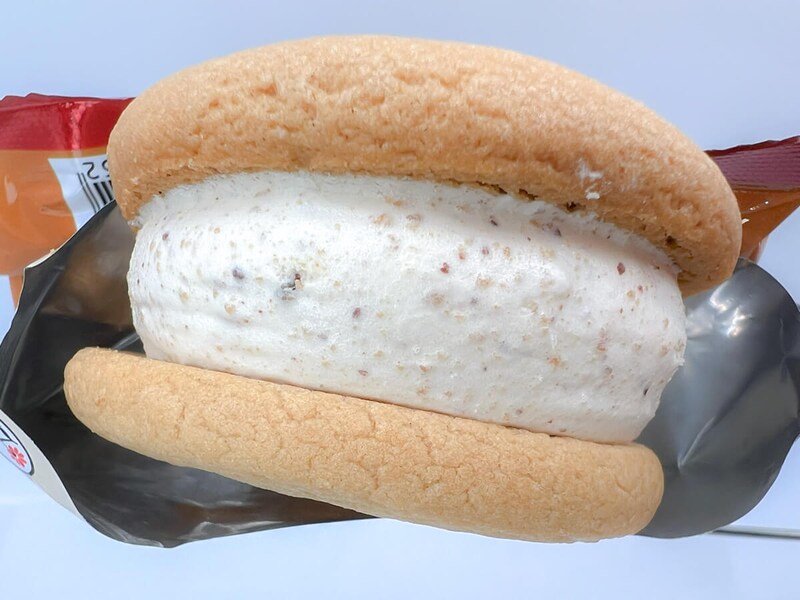 セブンイレブン「不二家 カントリーマアムアイスサンド」