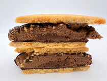 ファミマ、バカ売れ「最高に好み」「過去一レベル」「ザクザクパリパリ大合奏」新作スイーツ大反響！