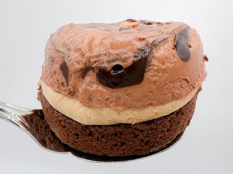 ファミリーマート「濃厚ショコラドームケーキ」