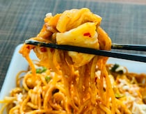 セブン、地域限定バカうま「名前のとおり旨辛」「ピリッと味が濃厚」「好みの麺」これは好きな人多いわ