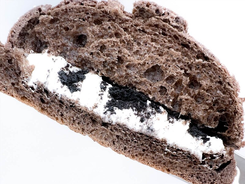 ローソン「ブラックメロンパン」