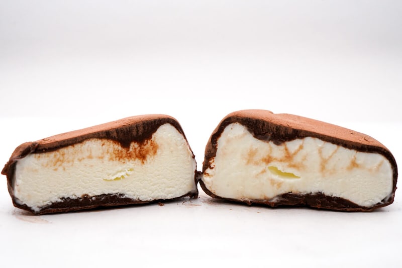 セブンイレブン限定「ロッテ アイスまるごと生チョコ包み」