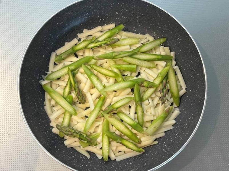 和田明日香さん「アスパラガスと明太子のカリカリチーズ」