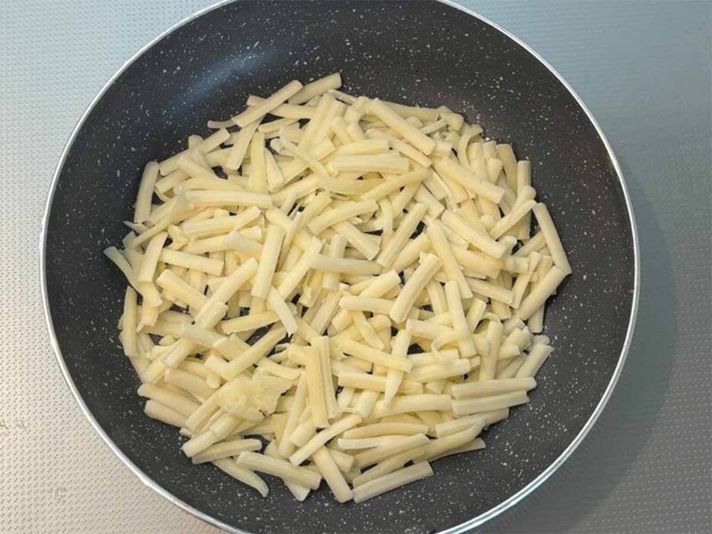 和田明日香さん「アスパラガスと明太子のカリカリチーズ」