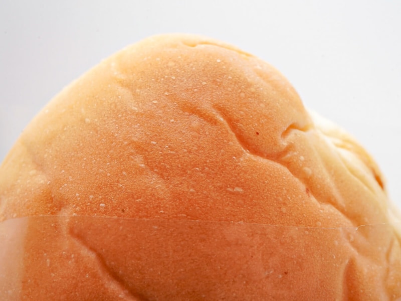 ローソン「もれそうなメガクリームパン」