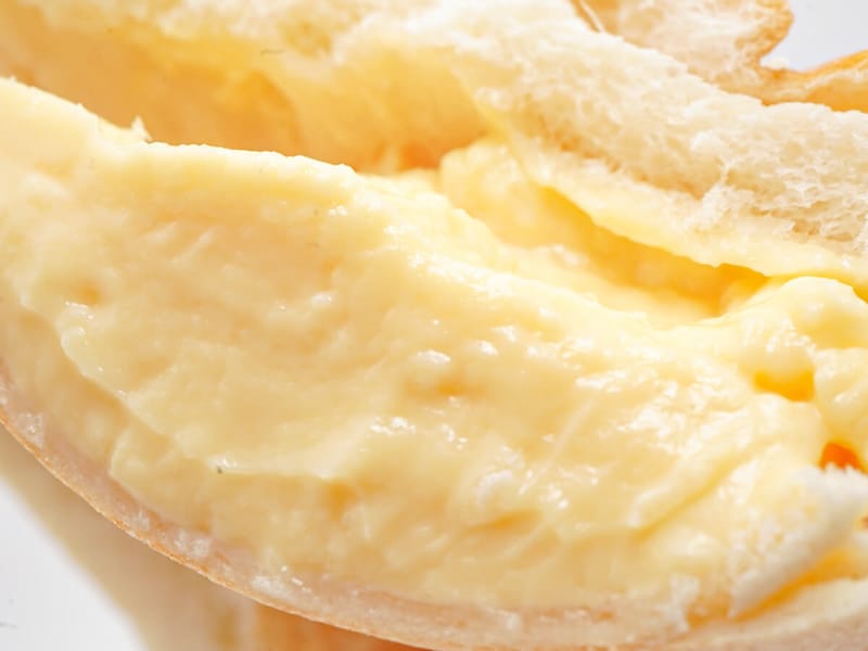 ローソン「もれそうなメガクリームパン」