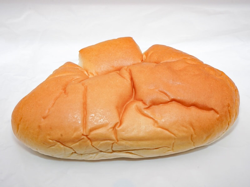 ローソン「もれそうなメガクリームパン」