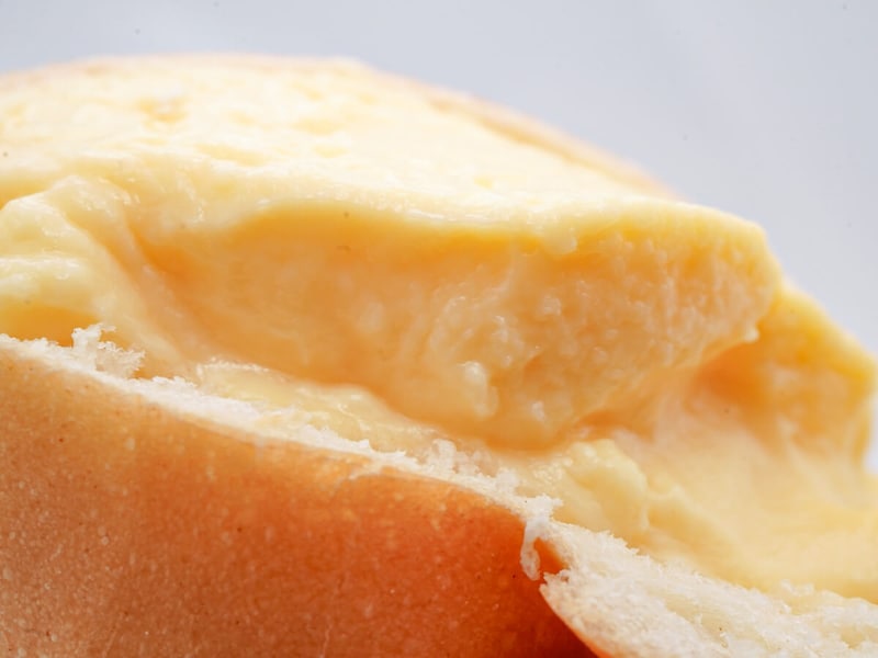 ローソン「もれそうなメガクリームパン」