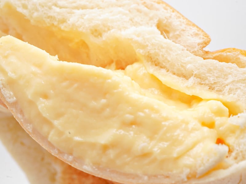 ローソン「もれそうなメガクリームパン」