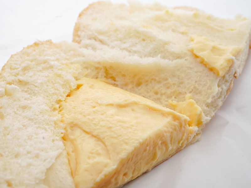 ローソン「もれそうなメガクリームパン」