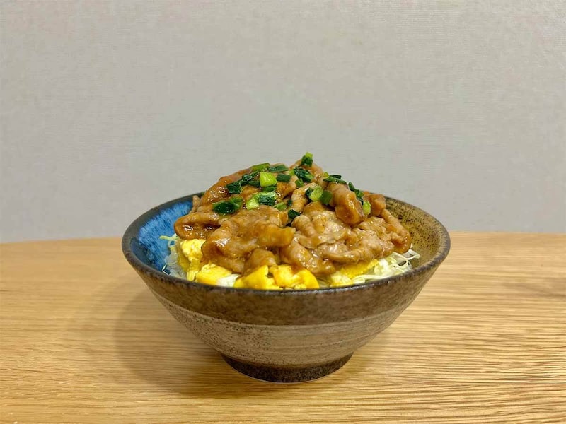 山本ゆりさん「ふわとろ卵豚丼」